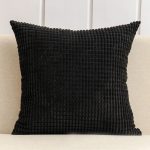 coussin en peluche couleur foncée